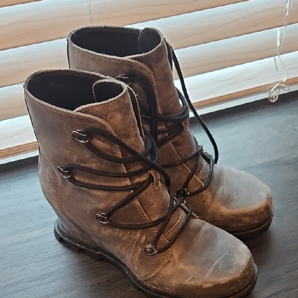 Sorel Women's Lace Up Gray Boots